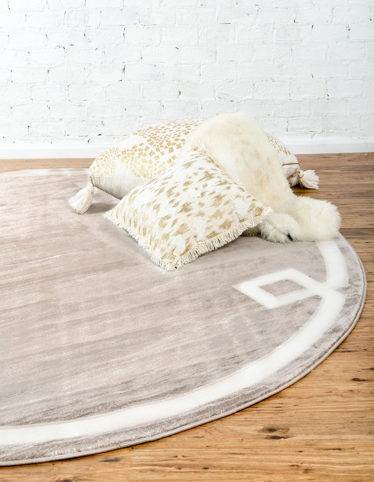 Dangelo - Modern European Bordered Rug